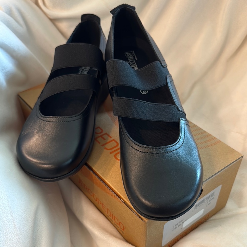 Arcopedico Betsy Black Flats with Elastic Strap Size 40.   NWT - Picture 2 of 4